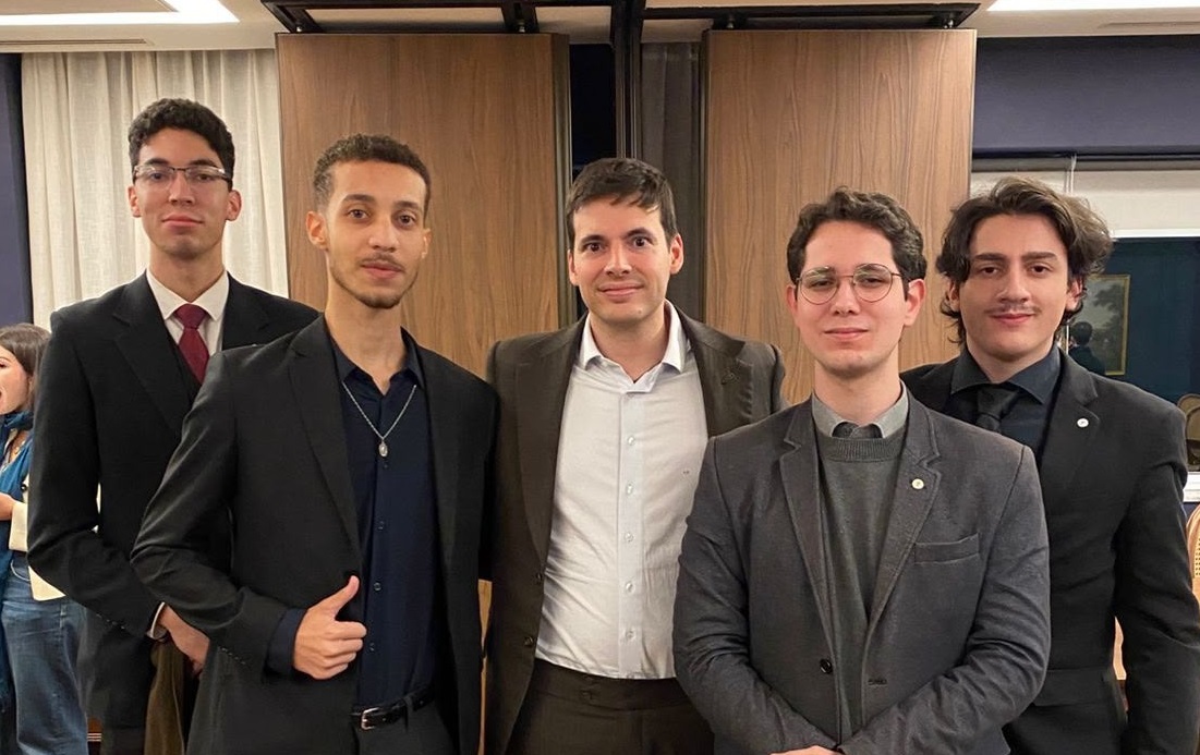Membros do União e Libertação participam de palestra com o professor Guilherme Freire